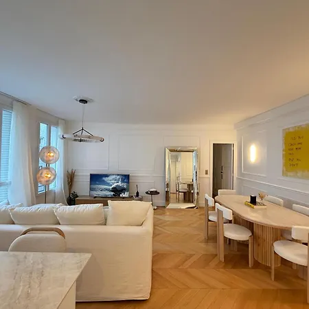 Elegant 2 Bedrooms Parisian Flat & Chic In *