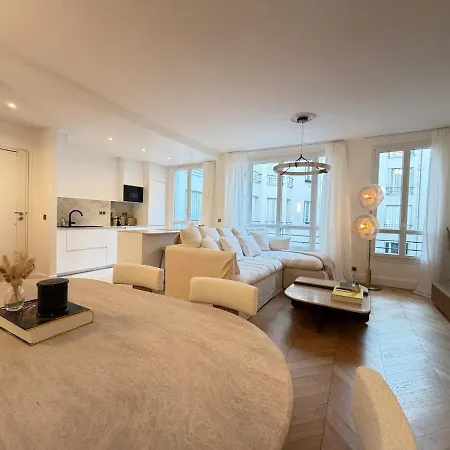 Elegant 2 Bedrooms Parisian Flat & Chic In