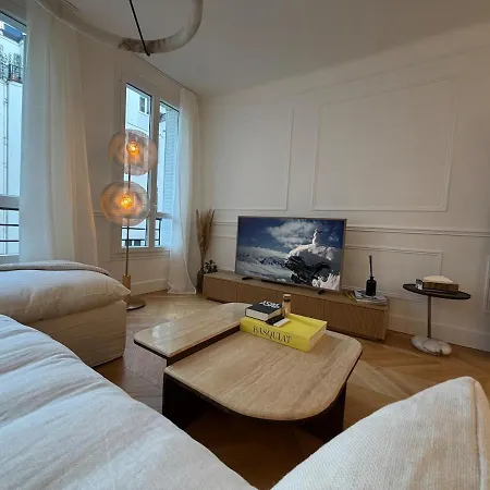 Elegant 2 Bedrooms Parisian Flat & Chic In