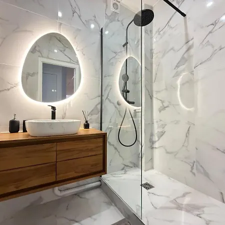 Elegant 2 Bedrooms Parisian Flat & Chic In